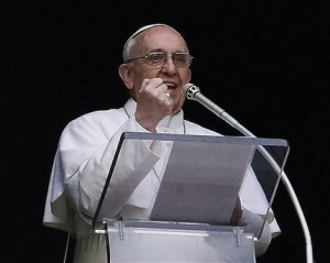 Papa Francisco durante la oración del Angelus, Vaticano, 17 de marzo de 2013. El papa recibe a la presidenta argentina Cristina Fernández el lunes 18 de marzo de 2013 en su primera actividad política.(AP Foto/Gregorio Borgia)