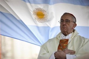 El nuevo papa escogió un nombre que nunca ha utilizado un pontífice, en una aparente referencia a un fraile humilde que dedicó su vida a ayudar a los pobres. Proviene de una orden, los jesuitas, de la que nunca había surgido un papa. Francisco considera que la actividad esencial de la Iglesia debe ser el trabajo social, más que las batallas doctrinales. (AP)