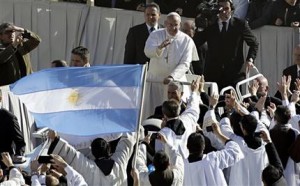 El papa Francisco saluda a miles de personas reunidas en la Plaza de San Pedro, en el Vaticano, el martes 19 de marzo de 2013, antes de asistir a una misa con la que dará inicio formal a su pontificado. (Foto AP/Andrew Medichini)