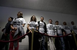 Activistas pro reforma migratoria se reúnen afuera del Comité Judicial del Senado en el edificio Hart Office del Capitolio en Washington, el lunes 22 de abril del 2013, mientras esperan para asistir a una audiencia sobre la reforma a la legislación migratoria de Estados Unidos. (AP Foto/J. Scott Applewhite)