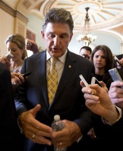 El senador demócrata Joe Manchin es seguido por reporteros mientras camina en el Capitolio, en Washington, el martes 9 de abril de 2013, tras una reunión sobre el control de armas. (Foto AP/Manuel Balce Ceneta)