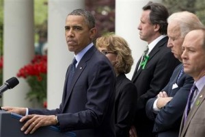 El presidente Barack Obama hace declaraciones a la prensa en la Casa Blanca, en Washington, el miércoles 17 de abril de 2013, después de que no lograra avanzar en el Senado una iniciativa para aumentar los controles a las ventas de armas de fuego. Lo acompañan la ex representante Gabby Giffords, segunda desde la izquierda, el vicepresidente Joe Biden, y miembros de las familias de víctimas de la matanza en Newtown, Connecticut, a decir Neil Heslin y Mark Barden. (AP Foto/Jacquelyn Martin)