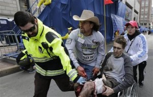 Jeff Bauman Jr., de 27 años, es auxiliado por socorristas después de las explosiones en el Maratón de Boston el lunes 15 de abril de 2013. (Foto AP/Charles Krupa)