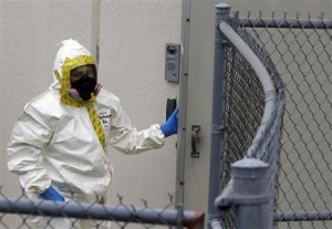 Un bombero vestido con un traje protector entra a una instalación de examinación de envíos postales del gobierno en Hyattsville, Maryland, el miércoles 17 de abril de 2013. La policía investiga el origen de cartas con veneno que fueron enviadas al presidente Barack Obama y a un senador de Misisipí. (Foto AP/Alex Brandon)