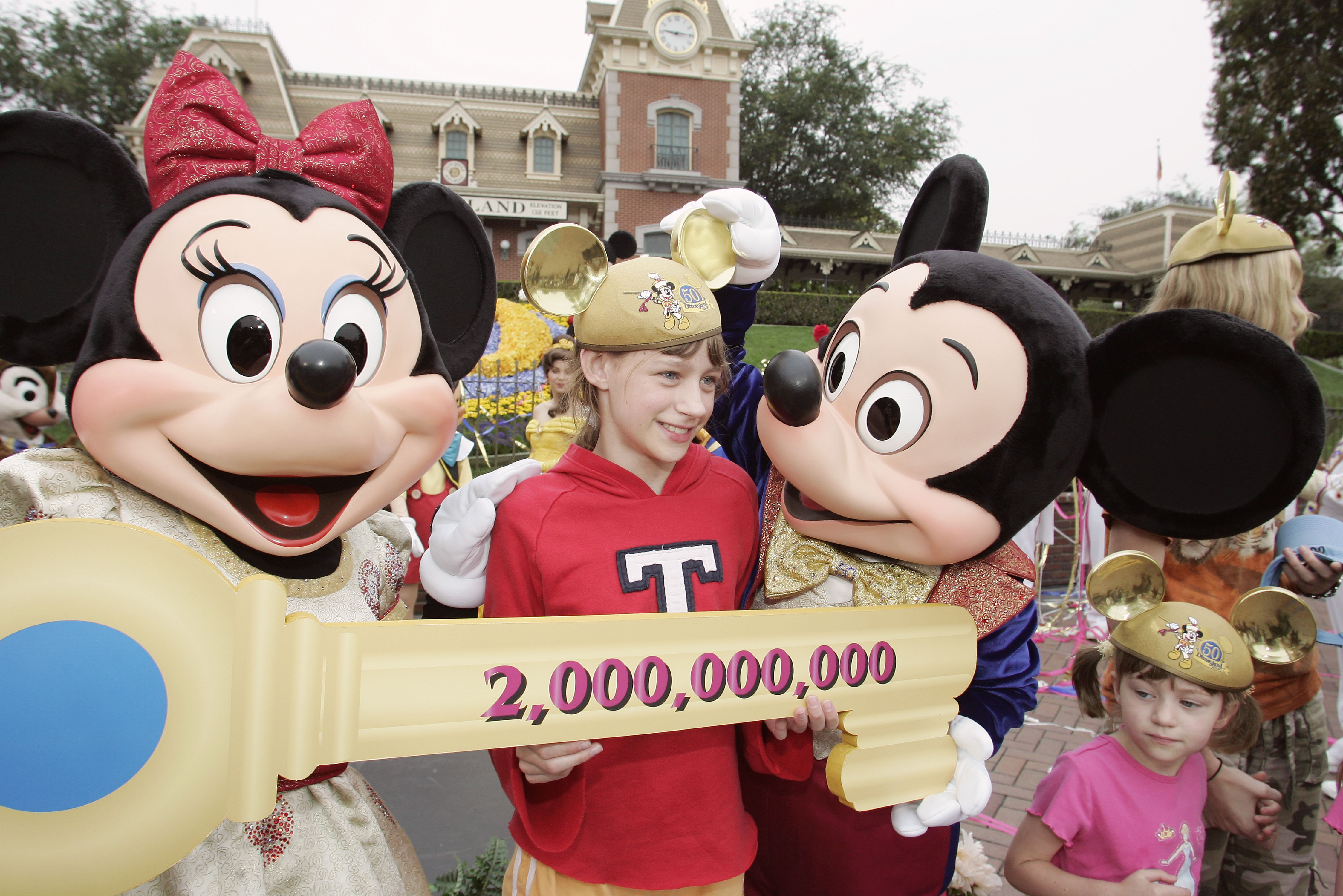 Los parques de Disney botan la casa por la ventana con 24 horas de magia en ambas costas Los parques de Disney botan la casa por la ventana con 24 horas de magia en ambas costas