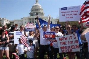 Activistas llegados de diferentes partes de Estados Unidos se congregan frente al Congreso para reclamar el cese de las deportaciones y una reforma migratoria, el pasado 10 de abril. EFE