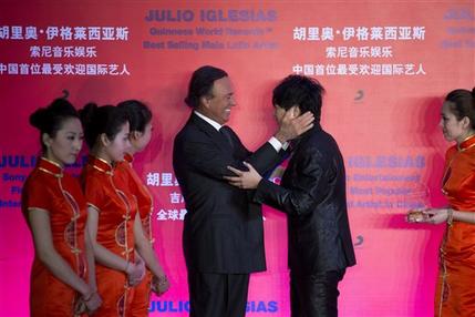 Julio Iglesias recibe récord Guinness Julio Iglesias recibe récord Guinness