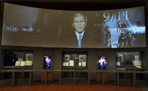 Los momentos clave de la presidencia de Bush estarán presumiblemente en la mente de los asistentes a la ceremonia de inauguración del centro, cuyas exhibiciones interactivas invitan a revisar las decisiones de Bush, como el rescate financiero, la guerra de Irak y la atención internacional sobre el VIH y el sida.