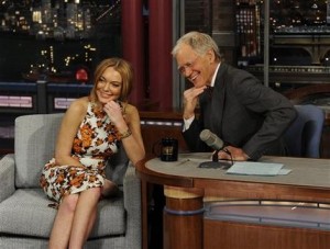 La actriz Lindsay Lohan platica con David Letterman sobre su próxima rehabilitación, su participación en la serie “Anger Management” y la película “Scary Movie 5”, durante el programa “Late Show with David Letterman”, indicó CBS Entertainment el martes 9 de abril de 2013, en Nueva York. (Foto AP/CBS Entertainment, Jeffrey R. Staab)