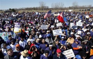 Centenares de personas se reúnen en el parque Liberty State para instar al Congreso a aprobar una reforma amplia a las leyes de inmigración, en esta fotografía de archivo del sábado 6 de abril de 2013, en Jersey City, Nueva Jersey. (Foto AP/Mel Evans)
