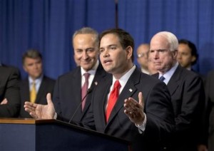 En esta foto del 18 de abril del 2013, el senador republicano Marco Rubio habla en el Capitolio con el grupo bipartidista de legisladores sobre el tema de una Reforma Migratoria. Algunos republicanos cuestionan la suposición de sus líderes de que el partido debe apoyar leyes de inmigración más liberales para ser más competitivos en las elecciones presidenciales. (AP)