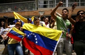 Electores venezolanos que residen en México corean el nombre de Henrique Capriles, candidato opositor en el país sudamericano, frente al consulado de Venezuela que también fungía como casilla electoral, en la Ciudad de México, el domingo 14 de abril de 2013. (Foto AP/Marco Ugarte)