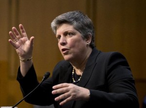 La Secretaria de Seguridad Nacional Janet Napolitano testifica en el Capitolio en Washington, el martes 23 de abril del 2013, durante una audiencia del Comité Judicial del Senado sobre la reforma migratoria. (AP Foto/J. Scott Applewhite)