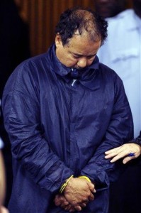 Ariel Castro baja la vista en un tribunal municipal de Cleveland, el jueves 9 de mayo de 2013, en Cleveland. Castro fue acusado de cuatro cargos de secuestro y tres de violación. (Foto AP/David Duprey)