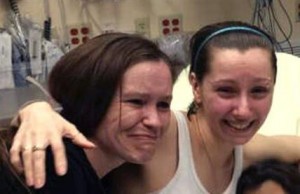 Amanda Berry, derecha, abraza a su hermana Beth Serrano tras reunirse de nuevo en un hospital de Cleveland el lunes 6 de mayo de 2013. Berry y otras dos mujeres fueron halladas el lunes en una casa cerca del centro de Cleveland tras estar desaparecidas aproximadamente una década. (Foto AP/Foto de la familia, cortesía de WOIO-TV)