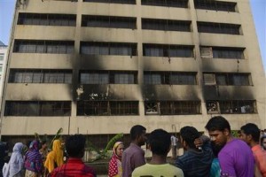 Vista de un edificio de once pisos donde funciona un taller textil después de un incendio que dejó ocho muertos en Dhaka, Bangladesh, el 9 de mayo del 2013 (AP Foto/Ismail Ferdous)