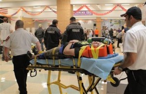 Una persona herida es trasladada hacia una ambulancia en Granbury, Texas, el miércoles 15 de mayo de 2013, luego del paso de una tormenta con por lo menos un tornado. (Foto AP/Mike Fuentes)