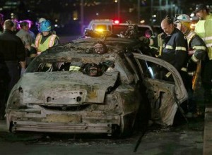 Oficiales y bomberos investigan el sitio donde se incendió una limusina en Foster City, California, el sábado 4 de mayo de 2013. Cinco mujeres murieron al quedar atrapadas en la limusina cuando ésta se prendió en llamas. (Foto AP/Oakland Tribune-Bay Area News Group, Jane Tyska)