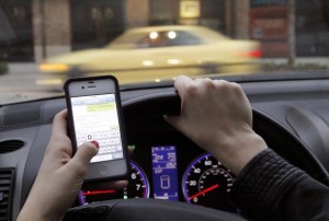 "Textear y conducir a la vez es un hábito mortal que provoca que tengas 23 veces más de probabilidades de chocar", dijo el director y presidente de AT&T Randall Stephenson. "La concientización sobre este problema ha aumentado, pero la gente continua haciéndolo. Esperamos poder cambiar estos hábitos con estos esfuerzos reforzados. Junto podremos salvar vidas".