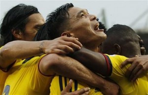 El colombiano Teófilo Gutiérrez (centro) festeja con sus compañeros de la selección colombiana el martes 11 de junio de 2013, luego de anotar frente a Perú en un encuentro de la eliminatoria mundialista en Barranquilla (AP Foto/Fernando Vergara)