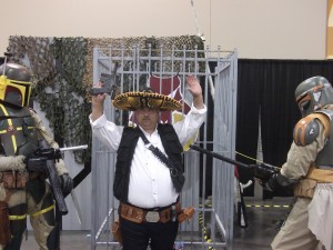 Gordito, chaparrillo, moreno y bigotón, Mariachi Han Solo es capturado por un par de Boba Fetts cuando al salir de la cantina Mos Eisley. Es difícil andar sin papeles en la galaxia… (Foto: Ernesto Moncada/Panorama Online).