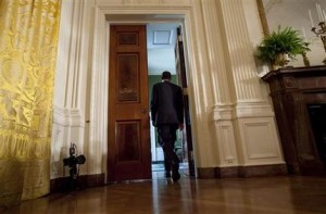 El presidente Barack Obama abandona el Salón Este de la Casa Blanca en Washington, el martes 11 de junio de 2013, después de hablar sobre la reforma migratoria. Obama presionó al Congreso, que trata la iniciativa, para que le envíe el proyecto de ley a principios del cuarto trimestre. (AP Photo/Evan Vucci)