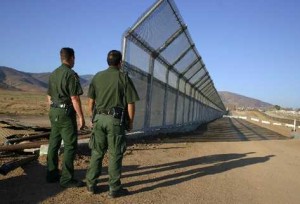 La enmienda elaborada por los senadores republicanos John Hoeven (Dakota de Norte) y Bob Corker (Tenesí) incluye duplicar la cantidad de agentes de la Patrulla Fronteriza, extender la cerca 1.100 kilómetros (700 millas) e invertir miles de millones de dólares en equipos como aviones no tripulados, radares y monitores antisísmicos a un costo de 30.000 millones de dólares.