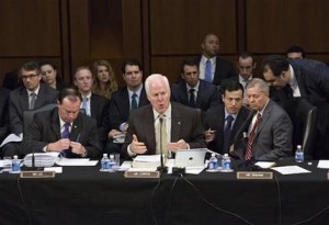 En esta foto del 9 de mayo del 2013, los miembros del panel judicial del Senado estadounidense, los republicanos John Cornyn, al centro; Mike Lee,izquierda, y Lindsey Graham, derecha, discuten cambios propuestos a la reforma de inmigración en Washington. (Foto AP/J. Scott Applewhite)