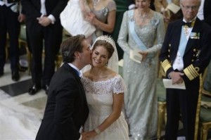 El banquero neoyorquino Christopher O'Neill besa a la princesa Madeleine de Suecia en su ceremonia nupcial en la Capilla Real de Estocolmo el sábado 8 de junio del 2013. (Foto AP/Jessica Gow)