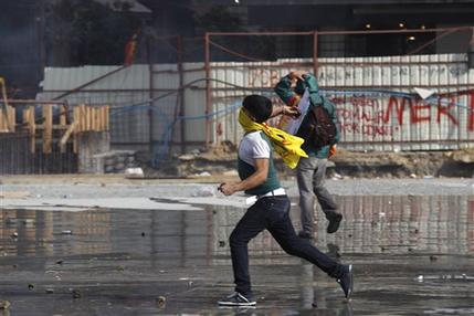 Choques en plaza de Estambul se prolongan Choques en plaza de Estambul se prolongan