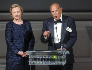 La ex secretaria de Estado estadounidense Hillary Rodham Clinton escucha a Oscar de la Renta hablar durante la entrega de los premios CFDA de la industria de la moda, el lunes 3 de junio del 2013 en Nueva York. (Foto por Brad Barket/Invision/AP)