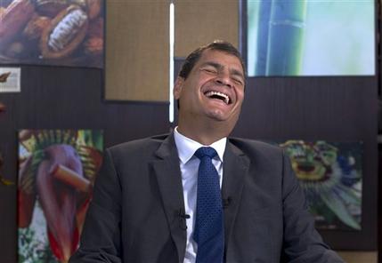 Correa habla del caso Snowden en entrevista con AP Correa habla del caso Snowden en entrevista con AP