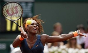 Serena Williams en la final en que venció a Maria Sharapova para ganar el torneo Abierto de Francia, en París el 8 de junio del 2013 (AP Foto/Petr David Josek)