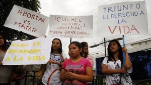 Cuando tenía 18 semanas de gestación, los abogados de Beatriz presentaron un recurso de amparo ante la Sala de lo Constitucional pidiendo la autorización para interrumpir el embarazo, aunque las leyes salvadoreñas penalizan todas las formas de aborto, incluso el terapéutico.