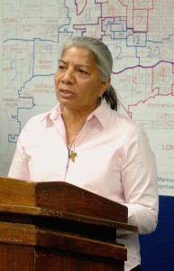 La ley "estaba dirigida a evitar que los latinos votaran, bajo la falaz afirmación de que era una manera de evitar fraude electoral", dijo Petra Falcón, directora de Promise Arizona, un organismo de defensa de los derechos humanos que ha ayudado a miles de hispanos de Arizona a registrarse para votar./ Foto: Promise Arizona/ Panorama Online.