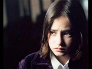 Los niños que sufren de maltratos físicos o emocionales suelen presentar problemas de comportamiento y desarrollo social. Los maltratos en su mayoría provienen de sus propios padres, familiares o de una persona a su cargo.