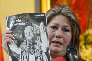 "Contemplé la fotografía del Santo Padre con los brazos extendidos y fijé mis ojos en él. En ese momento oí como una voz que me decía: `Levántate, no tengas miedo', y yo solo pude contestar `sí, me voy a levantar', entonces mi familia se sorprendió de verme levantada. Tuve miedo de contarle a mi esposo, porque iban a pesar que estaba loca o aún medicada. Pero me levanté de esa cama y aquí estoy frente a ustedes, sana", dijo en la conferencia de prensa.