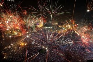 Fuegos pirotécnicos estallan sobre la plaza Tahrir de El Cairo, donde centenares de miles de opositores al presidente Mohamed Morsi celebran su destitución el miércoles 3 de julio de 2013. (Foto AP/Amr Nabil)