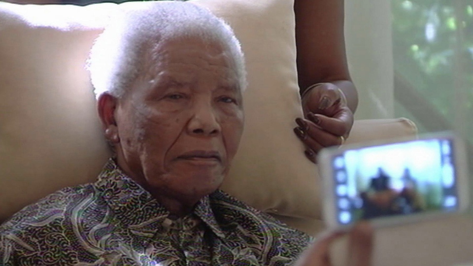 Mandela, conectado a una máquina para poder vivir Mandela, conectado a una máquina para poder vivir