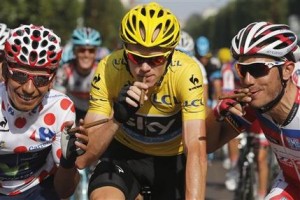 De izquierda a derecha, el colombiano Nairo Quintana, segundo de la general y campeón de la montaña; el británico Chris Froome, campeón del Tour de Francia, y el español Joaquín rodríguez, tercero de la copetición, posan con habanos al comienzo de la última etapa, el domingo 21 de julio de 2013 (AP Foto/Laurent Cipriani)
