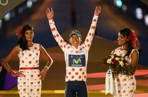 Nairo Alexander Quintana de Colombia alza sus brazos en señal de triunfo en el pódium de la edicion número 100 del Tour de Francia donde se quedó con el honroso 2do puesto de la famosa competencia. (AP)