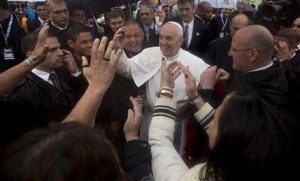 La gente saluda al papa Francisco (centro) mientras visita la favela Varginha en Río de Janeiro, Brasil, el jueves 15 de julio de 2013. El pontífice visitó el jueves esta favela, una de las de mayor violencia en el pasado y conocida por los vecinos como la Franja de Gaza. (Foto Photo/Victor R. Caivano)