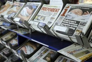 Los periódicos británicos, con las primeras imágenes del bebé real en primera página, el miércoles 24 de julio del 2013 en Londres. (AP Foto/Kirsty Wigglesworth)
