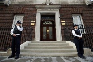 Agentes de la policía británica resguardan la entrada de la exclusiva unidad Lido del Hospital St. Mary en Londres, el lunes 22 de julio del 2013. El Palacio de Buckingham anunció horas después que la esposa del príncipe Guillermo, Catalina, dio a luz a un varón. El bebé nació a las 4:24 p.m. y pesó 3,9 kilos. (AP Foto/Lefteris Pitarakis).