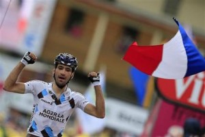 El francés Christophe Riblon festeja al ganar la 18va etapa del Tour de Francia el jueves, 18 de julio de 2013, en Alpe d'Huez, Francia. (AP Photo/Peter Dejong)