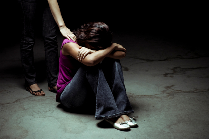 El consumo de drogas entre los adolescentes hispanos es significativamente más elevado que otros grupos étnico El consumo de drogas entre los adolescentes hispanos es significativamente más elevado que otros grupos étnico