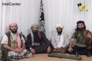 Esta imagen suministrada por IntelCenter el miércoles 30 de diciembre de 2009, y tomada de un video difundido el 23 de enero de 2009 por la Fundación al-Malahim Media, el brazo de comunicación de al-Qaida en la Península Arábiga, presuntamente muestra a hombres a quienes IntelCenter identifica como los líderes supremos de AQPA. De izquierda a derecha: su líder militar Qassim al-Raimi, el segundo al mando Saeed al-Shihri, su líder Nasser al-Wahishi, y Abú al-Hareth Muhamad al-Ufi. (Foto AP/IntelCenter/Archivo)
