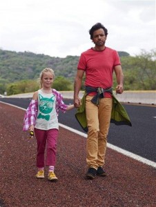 Loreto Peralta en el papel de Maggie, izquierda, y Eugenio Derbez como Velentin en una escena de "Instructions Not Included" en una fotografía proporcionada por Pantelion Films. (Foto AP/Pantelion Films, Marcia Perskie)