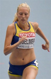 La sueca Moa Hjelmer, con sus uñas pintadas con los colores del arcoiris, compite en las eliminatorias de los 200 metros del Mundial de atletismo el jueves 15 de agosto de 2013. (AP Foto/Martin Meissner)