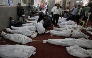 Familiares inspeccionan los cadáveres en la mezquita El-Iman de Nasr, El Cairo, el 15 de agosto del 2013, después que las fuerzas de seguridad egipcias desalojaron a los manifestantes que exigían la reposición del depuesto presidente Mohamed Morsi (AP Foto/Khalil Hamra)